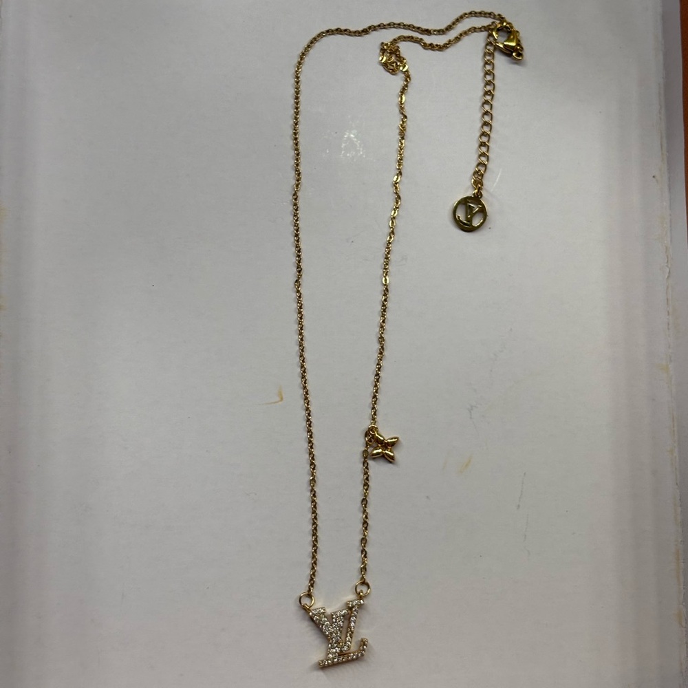 Elegant Gold Necklace with Crystal Accents